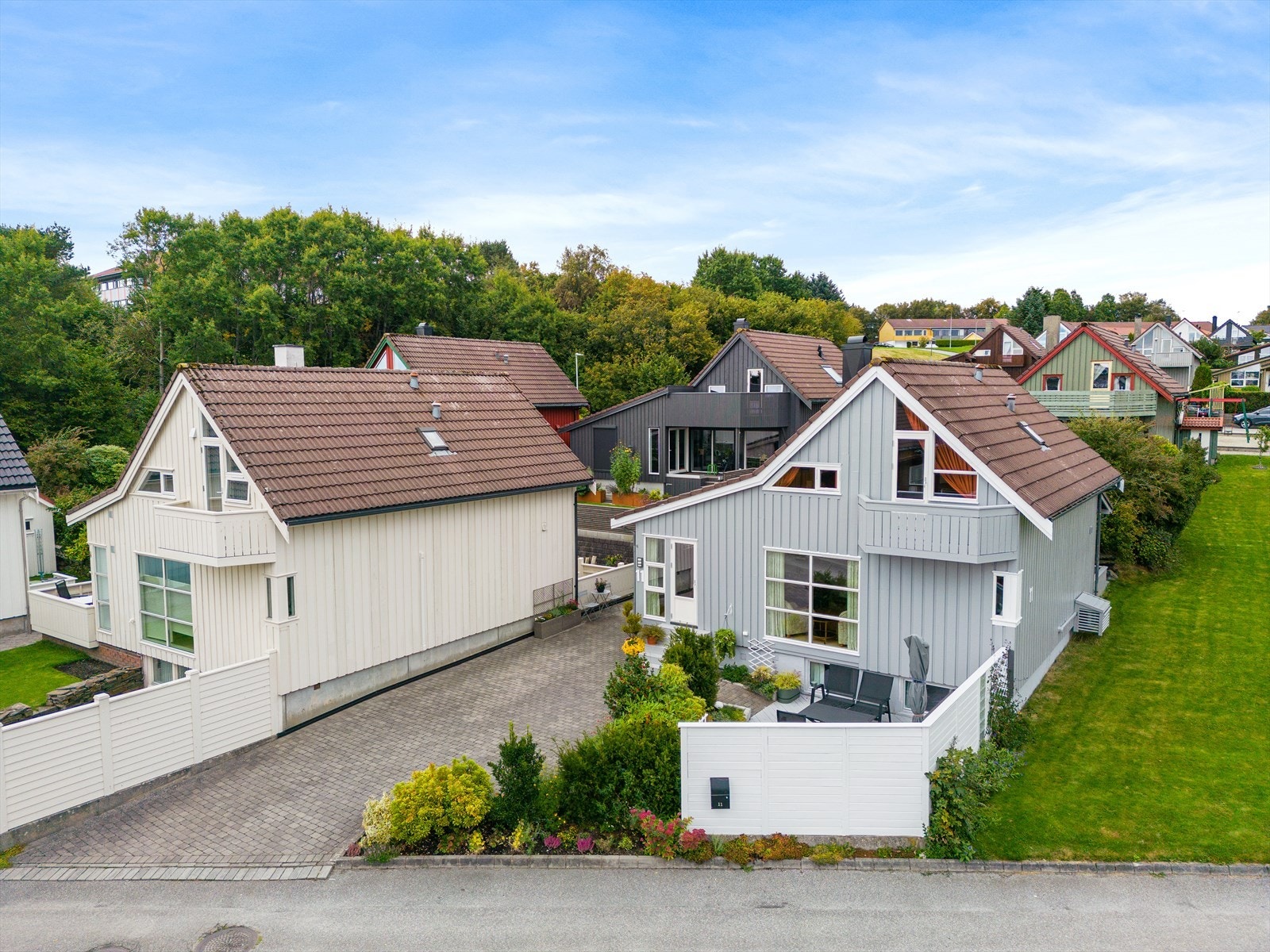 Pent opparbeidet og beplantet tomt med meget gode solforhold Galleribilde