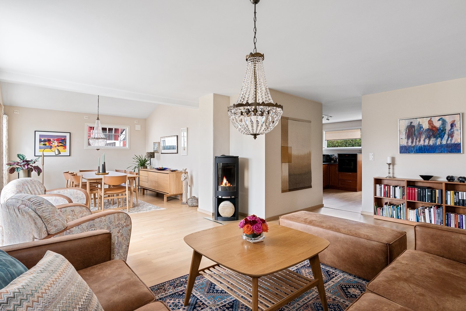 Romslig og utbygget stue og spisestue Galleribilde