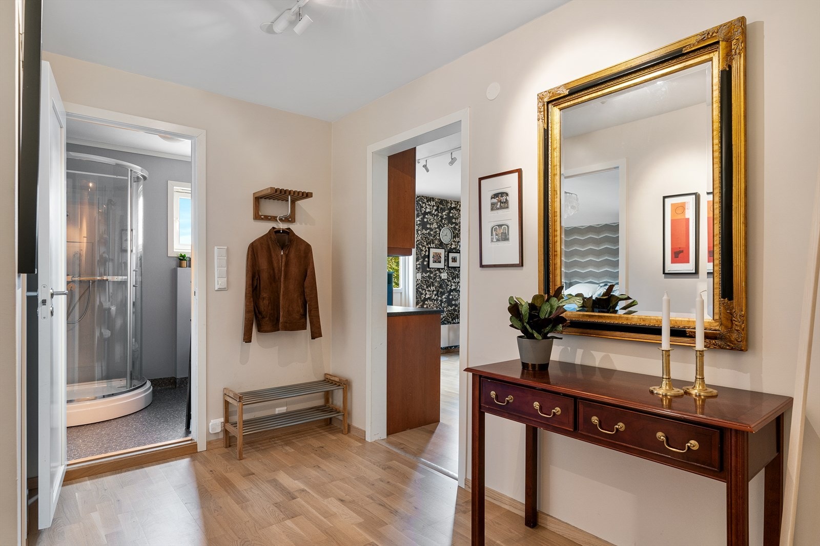 Romslig inngangsparti/gang med garderobeplass Galleribilde