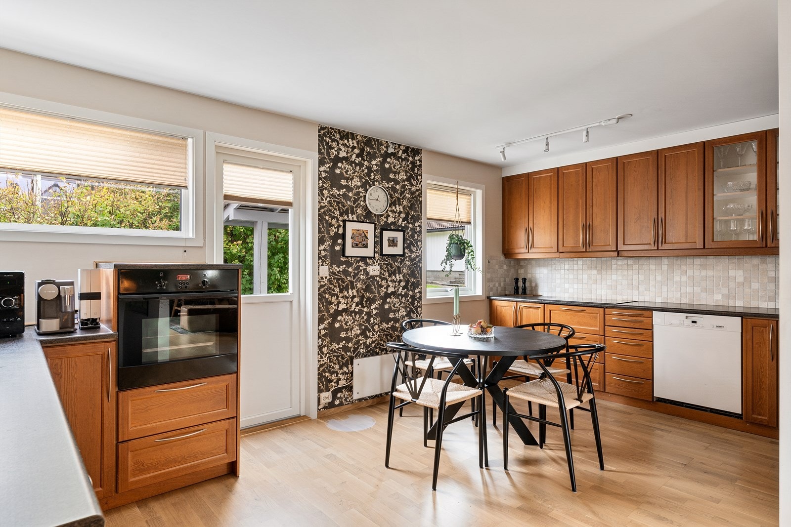 Kjøkken/allrom med spiseplass og utgang til terrasse Galleribilde