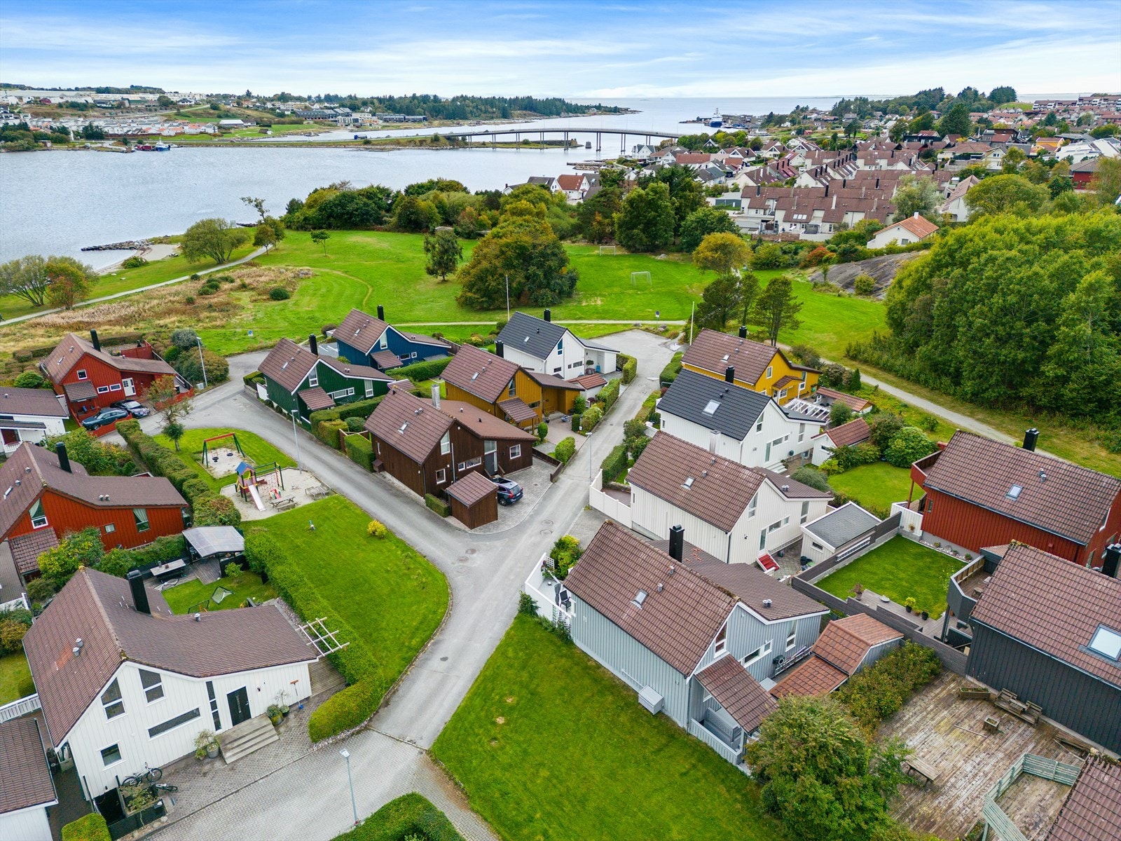 Nedre Malthaug 11 har en meget attraktiv og barnevennlig beliggenhet med turområder og badestrender like nedenfor Galleribilde