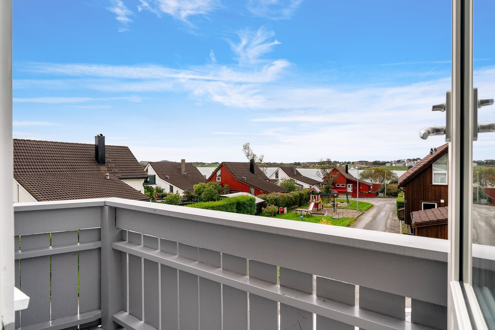 Balkong med gode solforhold og fin utsikt mot Hafrsfjord Galleribilde