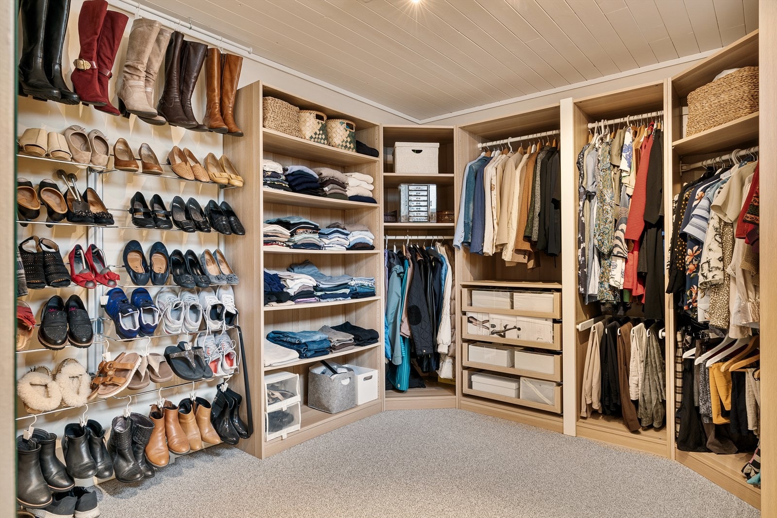 Eget garderoberom med teppe på gulv Galleribilde