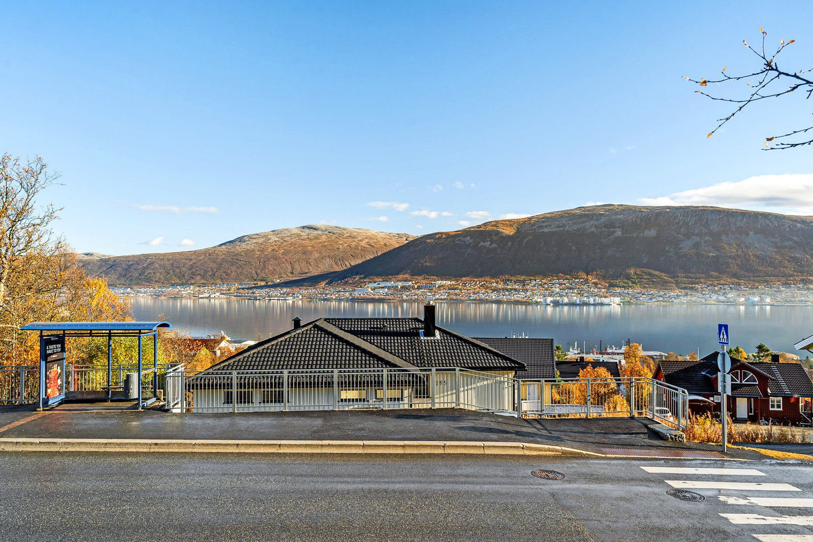 Busstopp like ved tomten. Veien på baksiden av tomten er sperret for gjennomføring foruten buss og taxi.