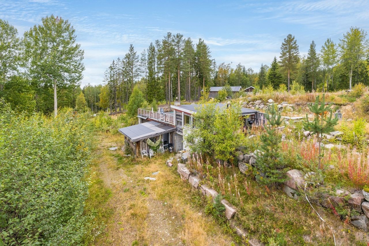 En eiendom med romslig tomt. Boligen karakteriseres som et restaurerings/rivningsobjekt Galleribilde