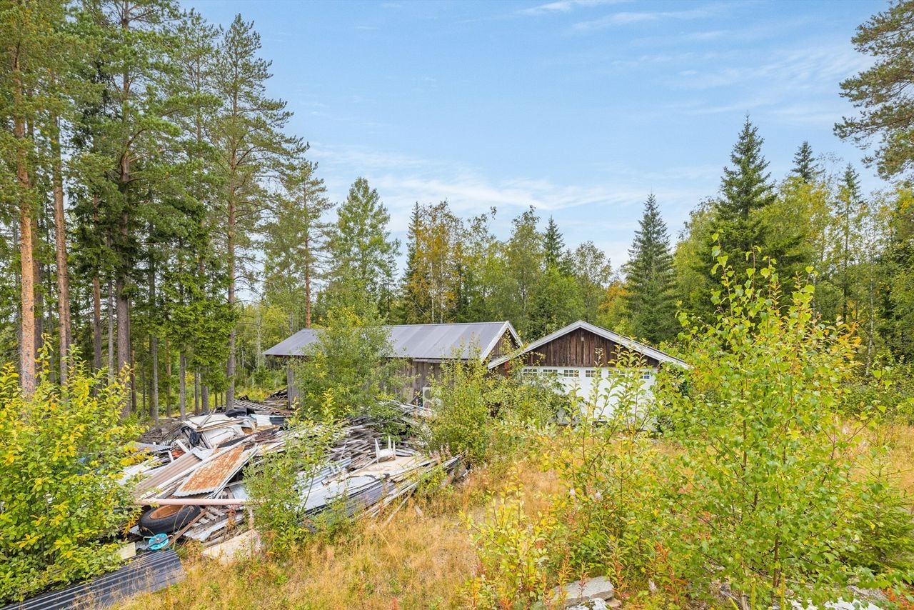 Lagerbygg og garasje på eiendommen Galleribilde
