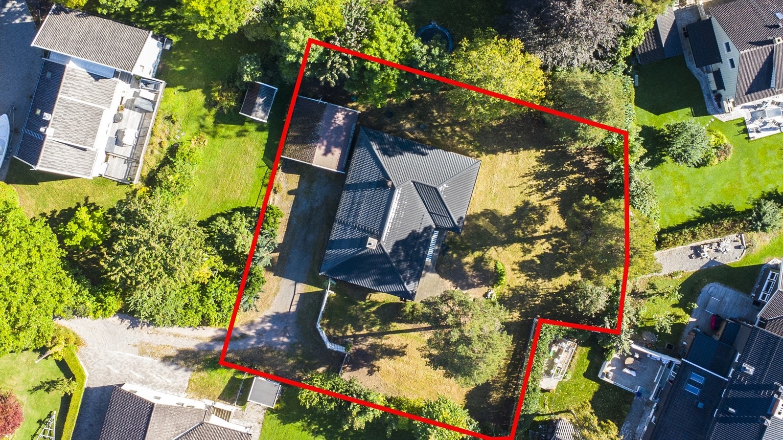 Ca tomtegrense. Se kartutsnitt i salgsoppgaven for oppgitte tomtegrenser. Galleribilde