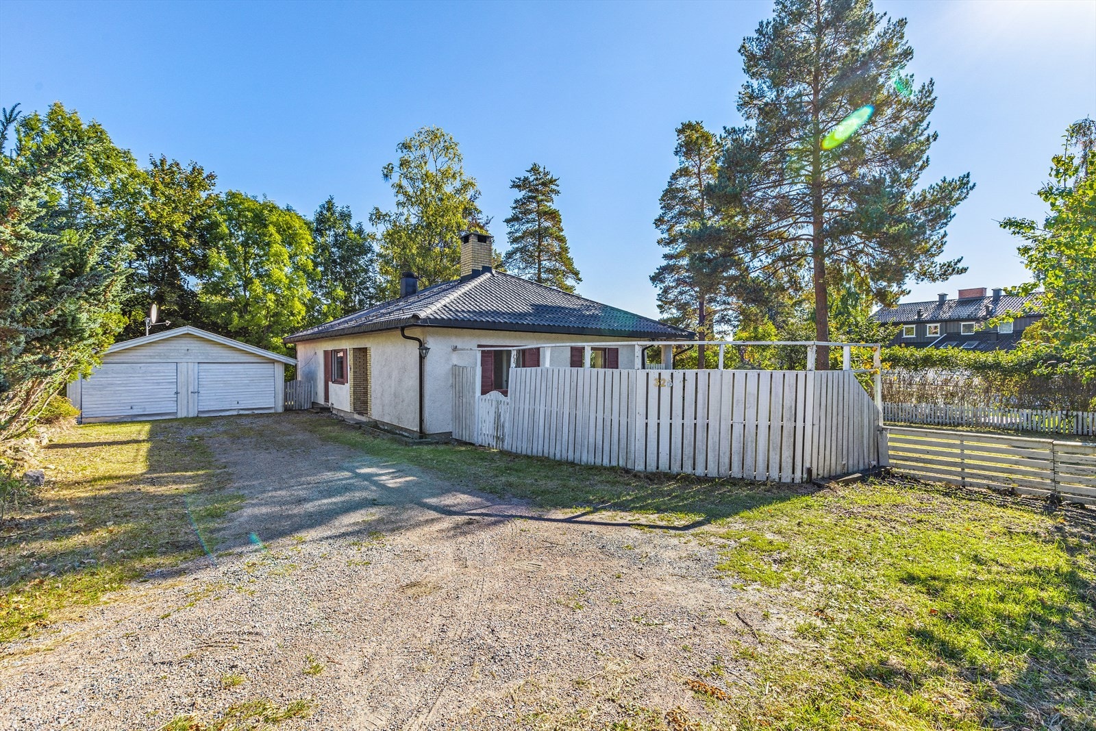 Romslig gårdsplass med dobbelgarasje. Galleribilde
