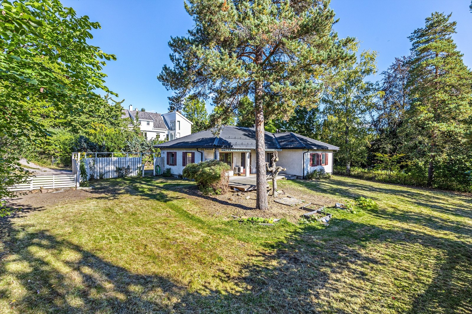 Stor, flat og solrik tomt. Usjenert beliggende. Galleribilde