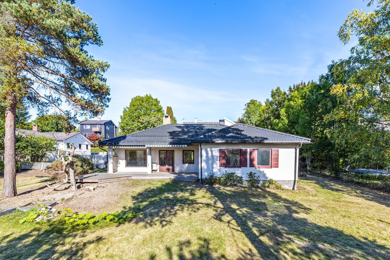 Kort vei til naturen, fjorden, idrettstilbud, servicetilbud og toget. Galleribilde