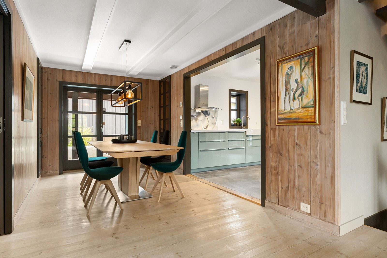 Fra spisestuen er det utgang til terrasse Galleribilde