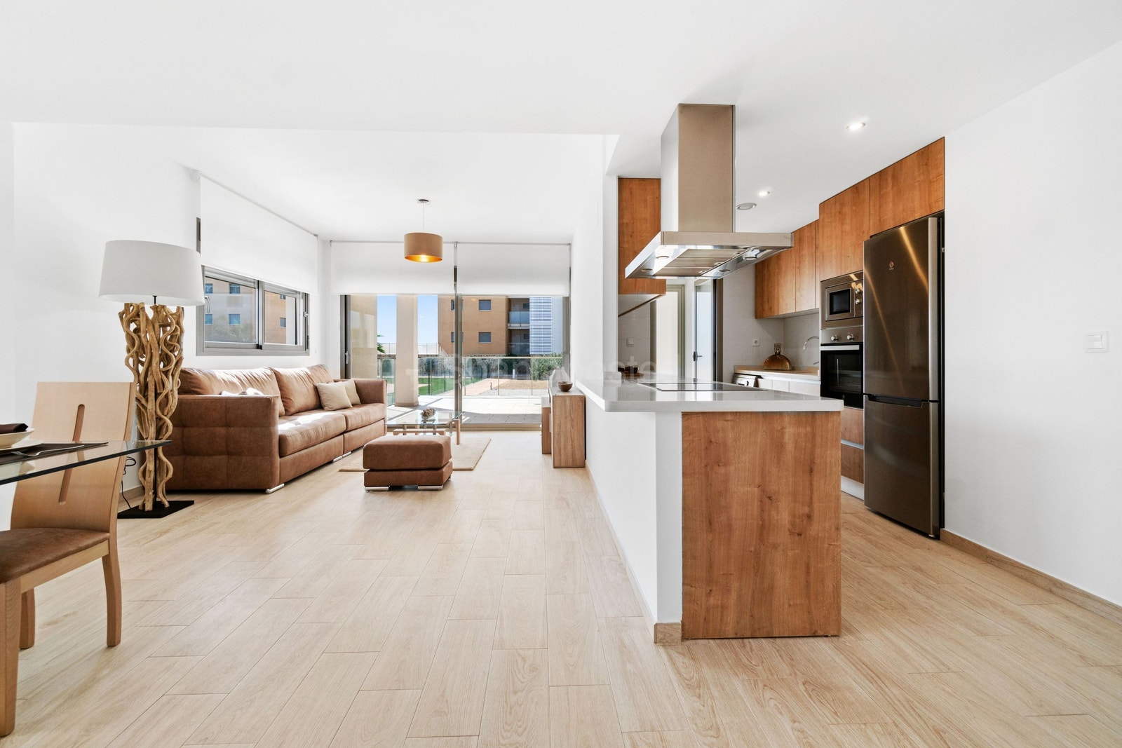 Leiligheten som har kommet tilbake til salgs er identisk lik på planløsningen som på bildene, men er på toppen og har en stor takterrasse. Galleribilde