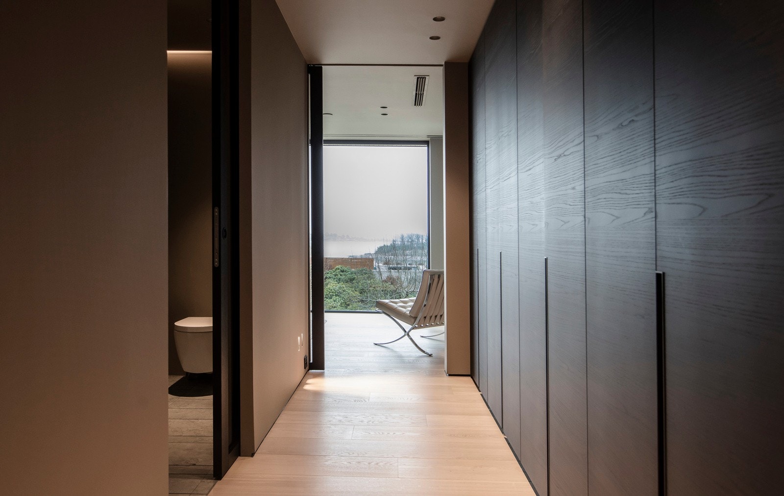 Eksklusiv og innholdsrik garderobeløsning fra Expo Nova med tilhørende stort omkledningsrom. Galleribilde