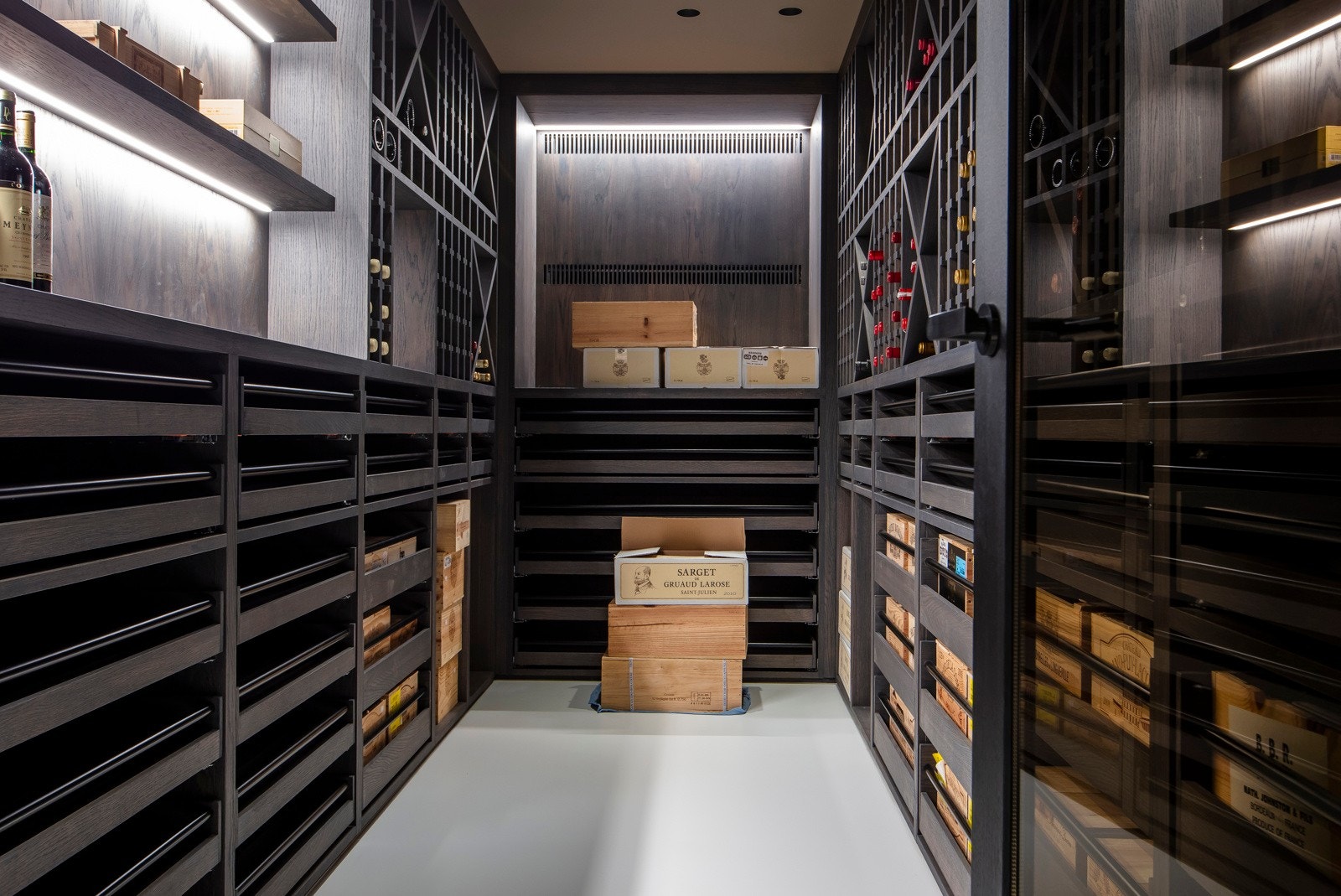 Her er det også adkomst til en rett temperert vinkjeller med spesialtilpassede hyller og skuffefronter i eik. Galleribilde