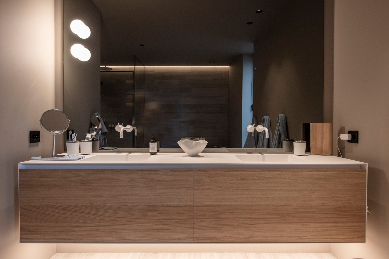 Innredningen har gylne eikefronter og består av en heldekkende dobbelservant på en skuffeseksjon og et stort speil med god belysning. Galleribilde