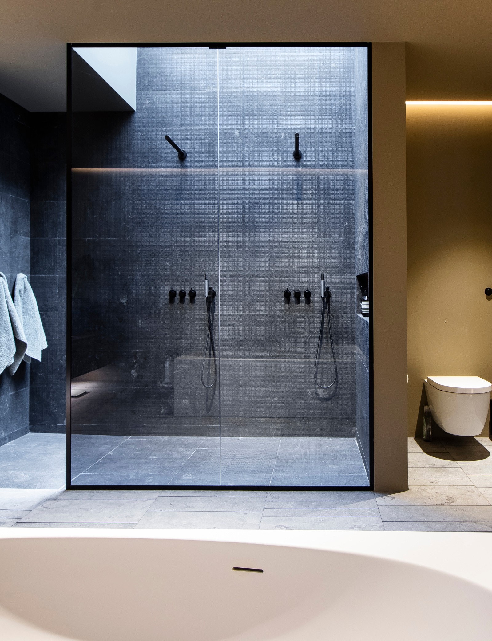 Det største badet i andre etasje ligger i suite-løsning med hovedsoverommet, og innbyr til velvære og egentid med smakfulle farge- og materialvalg og høy standard. Galleribilde