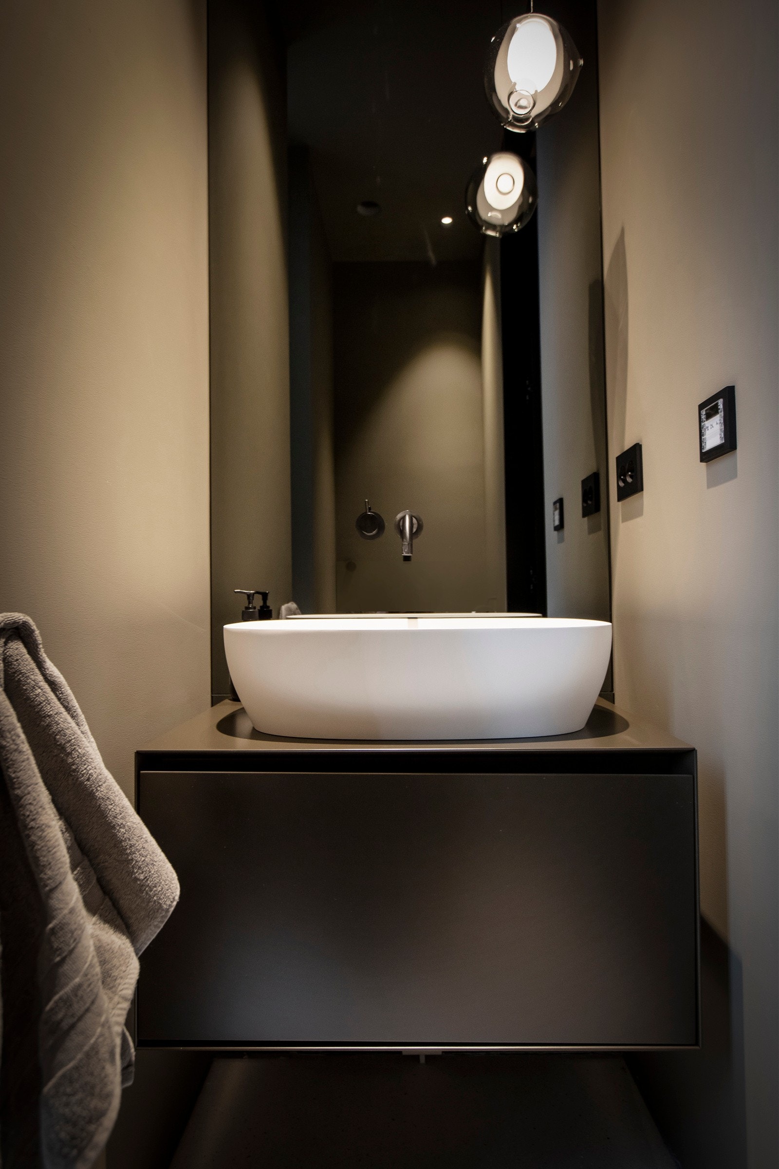 I hendig tilknytning til entreen i første etasje er et et separat wc-rom med malte, glatte vegger, downlights i himlingen og terrazzobelagt betonggulv med gulvvarme. Galleribilde