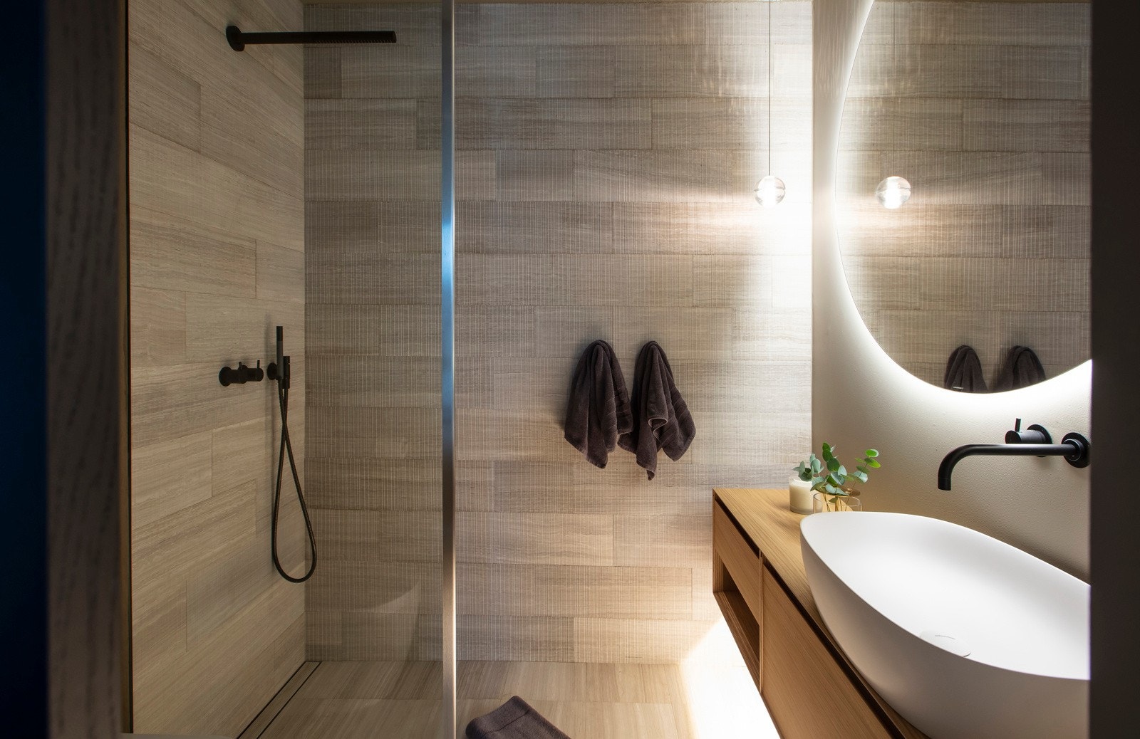 I tilknytning til det vestvendte soverommet i andre etasje er det et delikat bad med en kombinasjon av malte flater og fliser på veggene, samt fliser på gulv med gulvvarme. Galleribilde