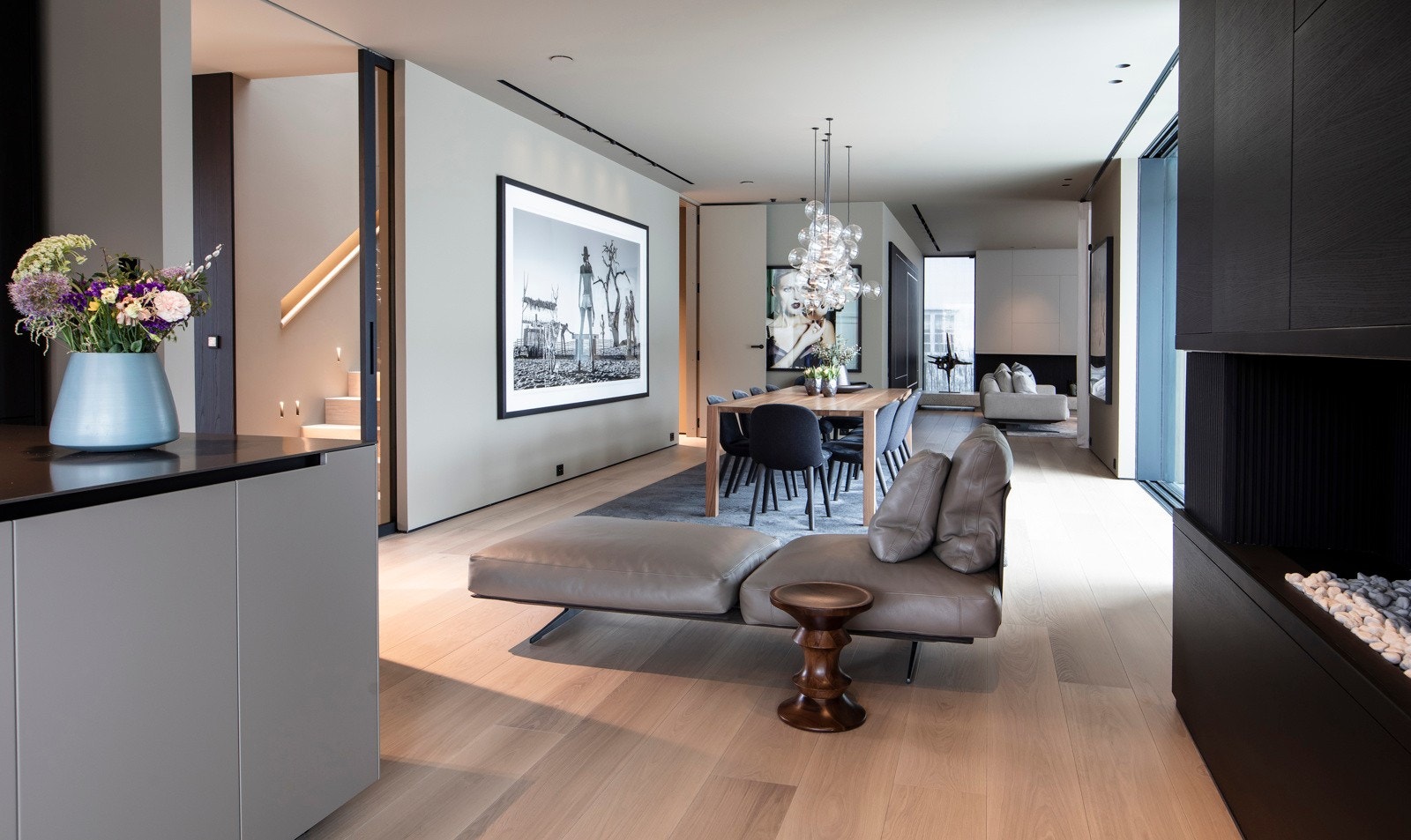 Lys og bred eikeparkett i fallende lengder fra Flotte Gulv. Galleribilde