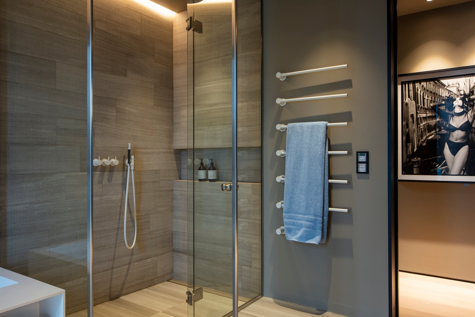 Videre har badet et badekar i hvit corian fra Antonio Lupi med plassbygde hyller, et vegghengt toalett og et dusjhjørne med regnfallsdusj. Galleribilde