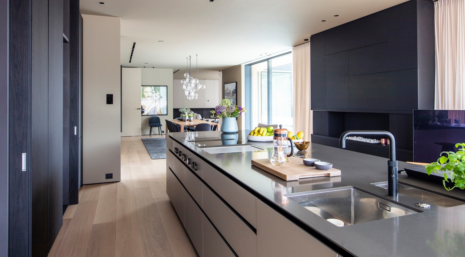 Her er det dobbelt opp av både komfyrer og oppvaskmaskiner. Begge toppmodeller fra Miele. To store kjøleskap fra Gaggenau, et med fryser og isbitproduksjon. Galleribilde