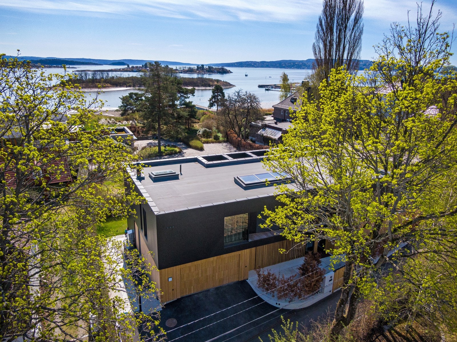 Velkommen til Admiral Børresens vei 16 - en stor, eksklusiv og påkostet enebolig med tre innholdsrike etasjer. Galleribilde