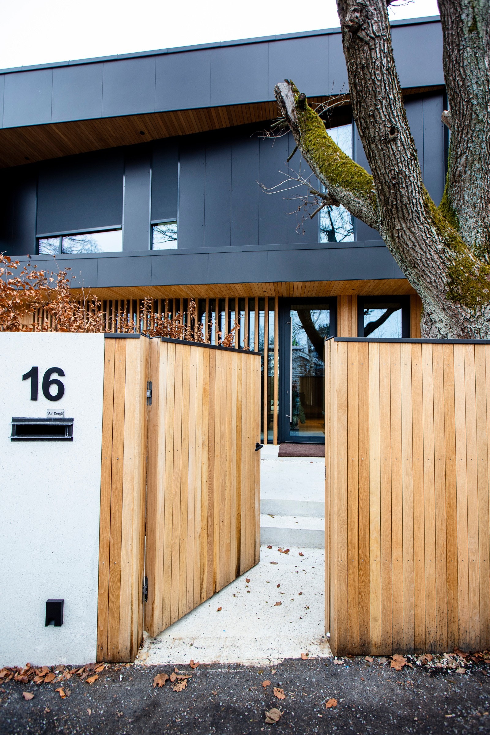 Boligen har et inntrukket inngangsparti som gir et utmerket førsteinntrykk av hva dette eksklusive huset har å by på. Galleribilde