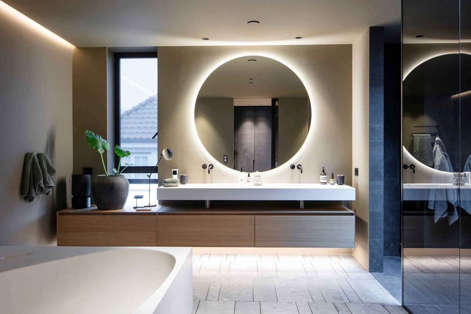 Hoveddelen har tre delikate bad i andre etasje, en separat wc tilknyttet entreen i første etasje og et vaskerom i kjelleren. Galleribilde