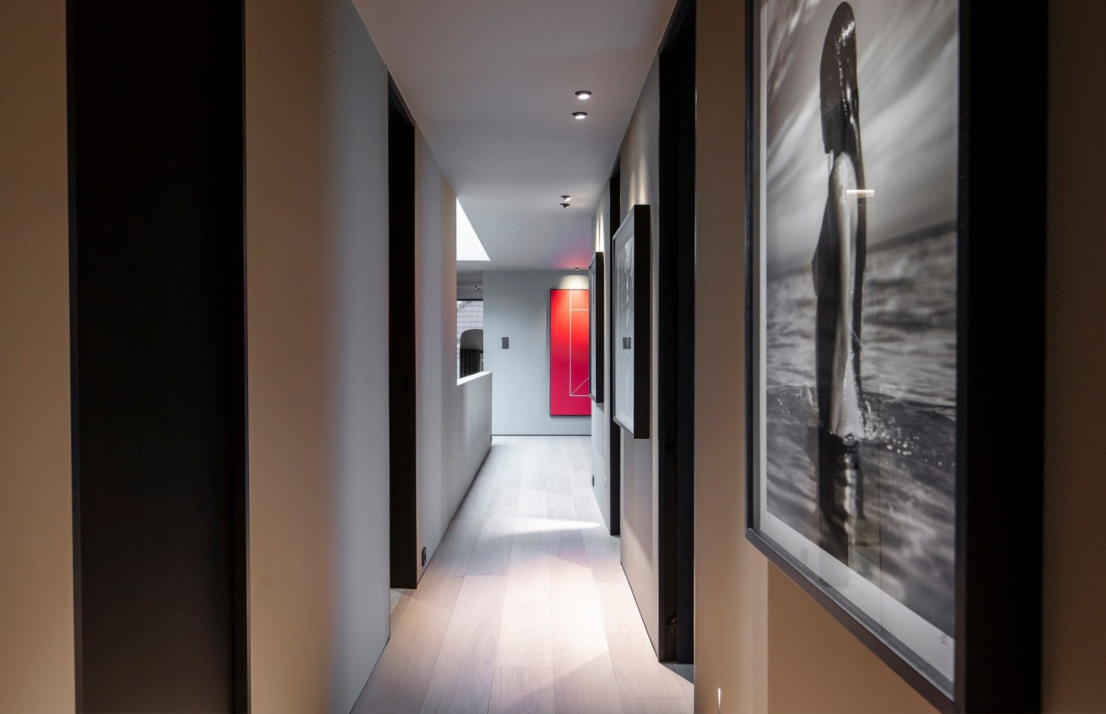 Det er vannbåren gulvvarme basert på bergvarme i alle etasjer. Galleribilde