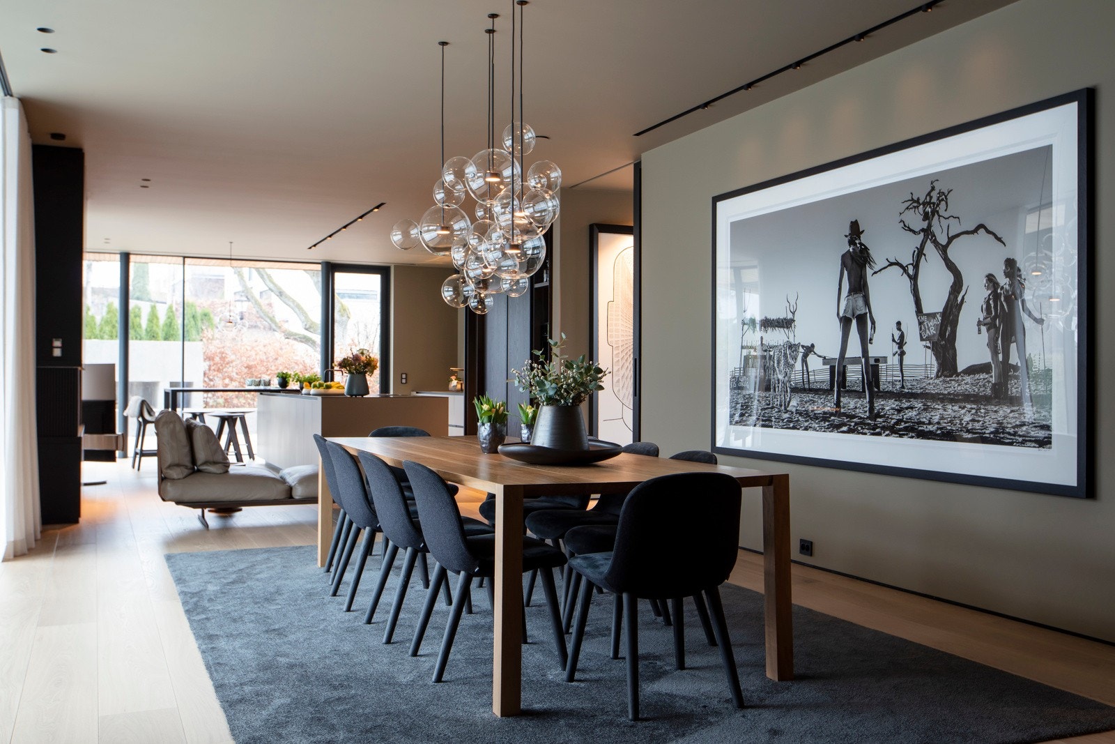 Etasjen har en takhøyde på hele 2,8 meter, og i kombinasjon med store vindusflater gir det opplevelsen av en fantastisk, luftig atmosfære. Her er alt lagt opp til store sammenkomster og vellykkede middagsselskaper. Galleribilde