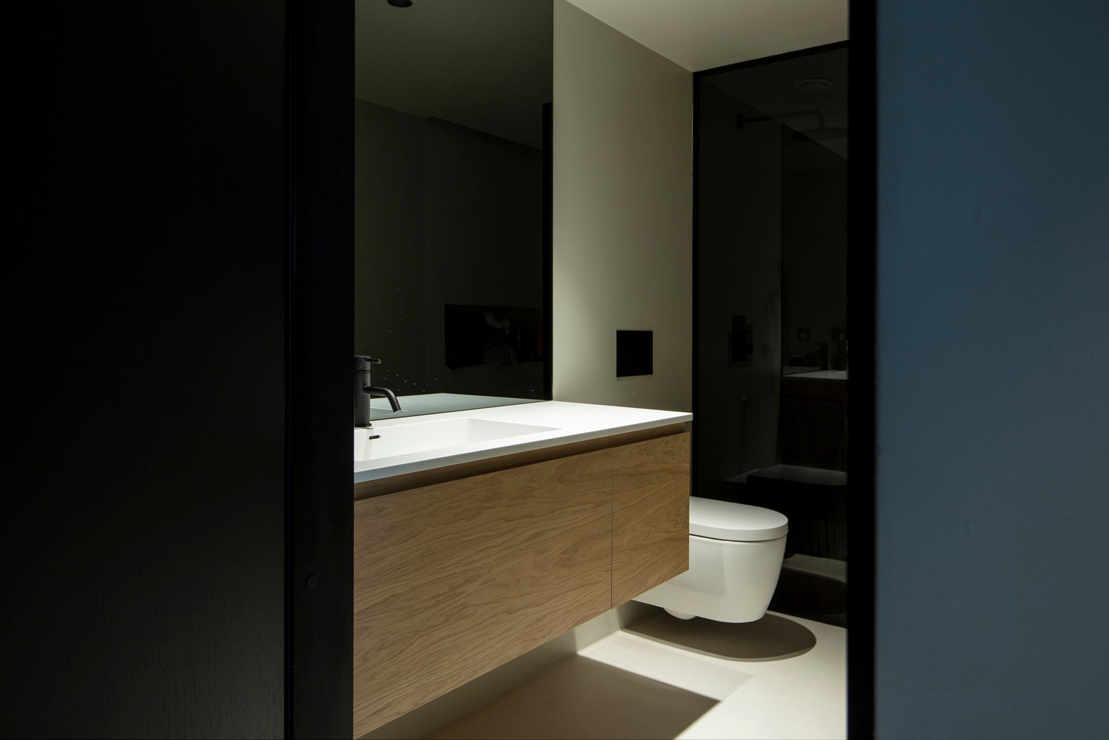 Badet i praktikantdelen har slette, malte vegger, downlights i himlingen og overflatebehandlet betonggulv med vannbåren varme. Galleribilde