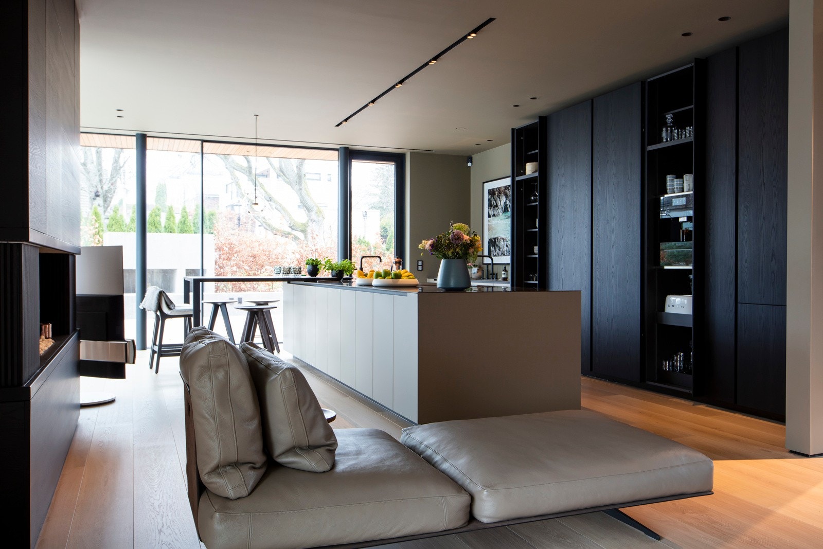 Boligens gjennomtenkte og eksklusive løsninger gir en følelse av luksus, samtidig som det sørger for en behagelig levemåte i høy, påkostet standard. Galleribilde