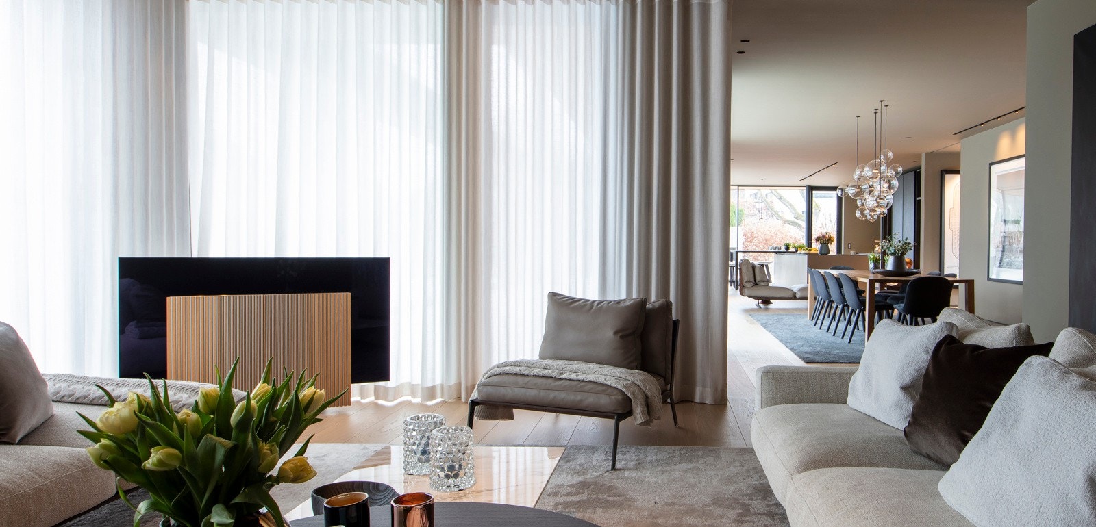 For å skape et gjennomgående, dempet og omfavnende uttrykk har interiørarkitekten her valgt å male vegger og tak i en tidløs, matt og lun tone fra Farrow & Ball. Galleribilde