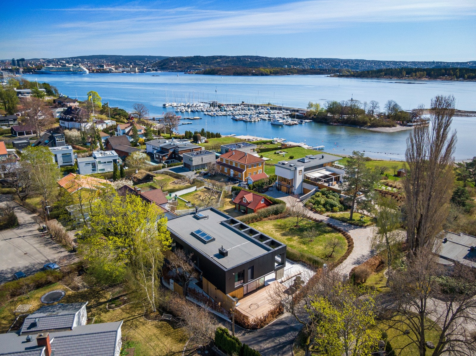 Omgivelsene er rolige og sjønære, og utsikten mot Oslofjorden og landskapet gir fullstendig ro i sjelen. Fra stuen og kjøkkenet i 1.etasje er det utgang til store, sydvestvendte utearealer med en kombinasjon av støpt terrazzodekke og impregnert tredekke. Galleribilde