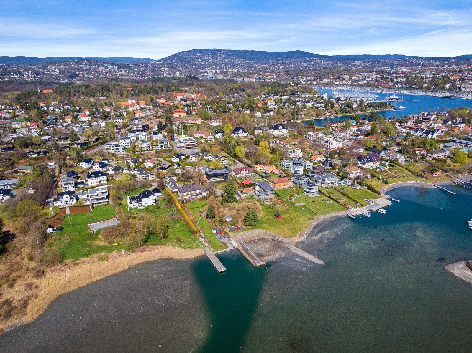 Denne eiendommen ligger under 150 meter fra sjøen, nær bukta vendt mot Store og Lille Herbern. Galleribilde