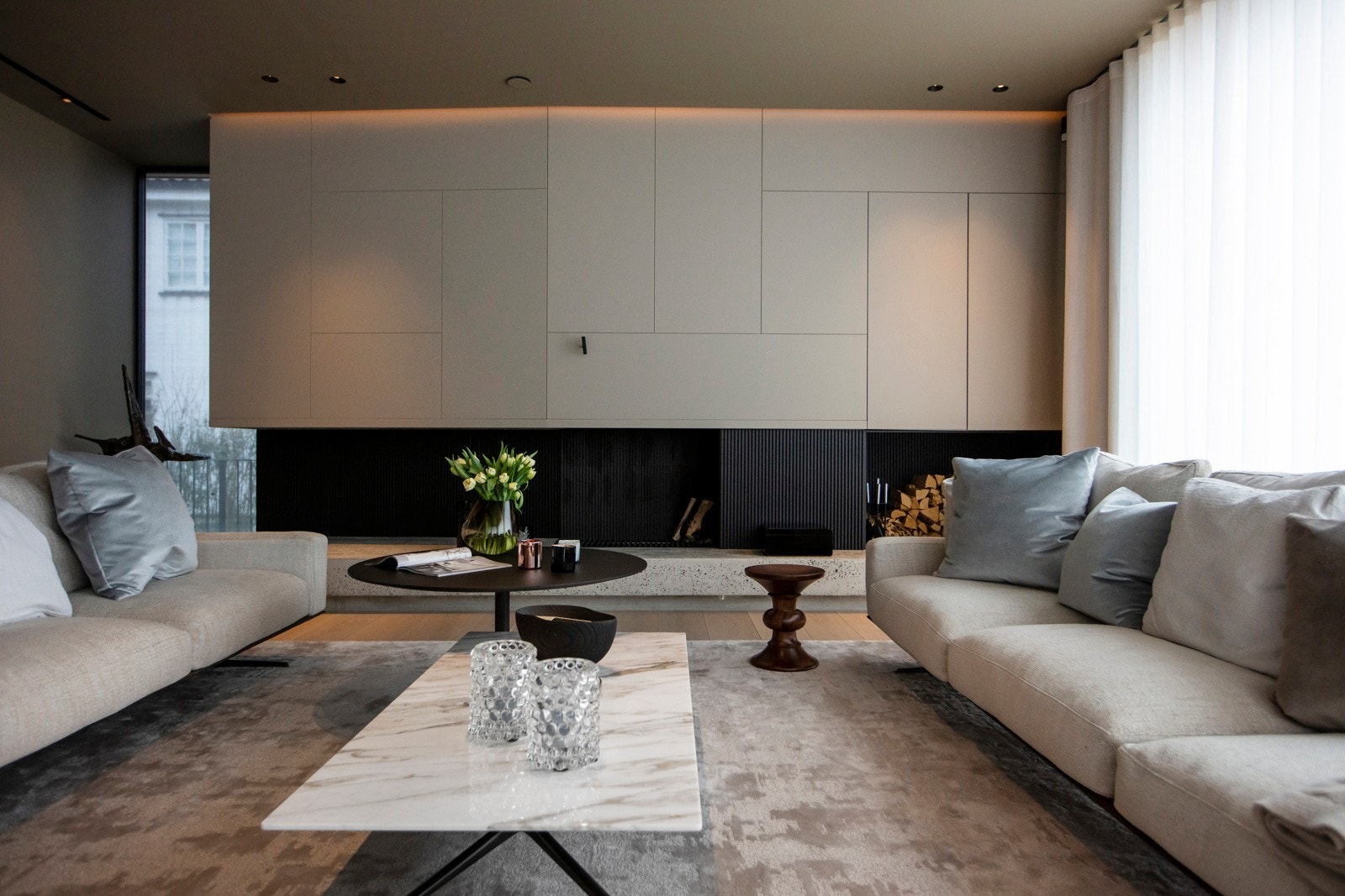 Sømløst og moderne uttrykk med inntrukket sokkel som gir inntrykk av svevende vegger. Galleribilde