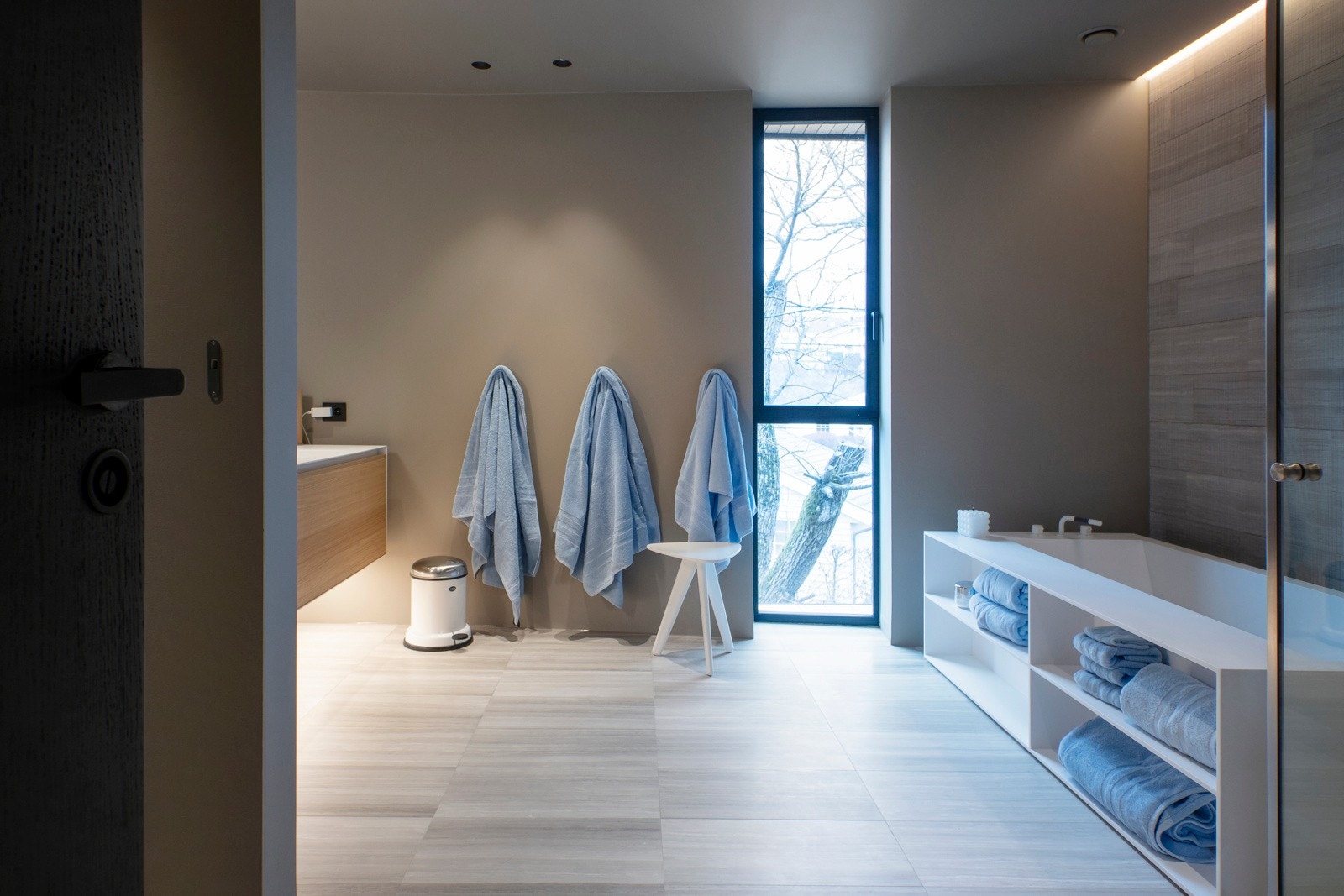 Med adkomst fra gangen i andre etasje er det nok et lekkert bad med sandfargede, slette vegger, downlights i himlingen og store, italienske fliser på gulv med vannbåren gulvvarme. Galleribilde