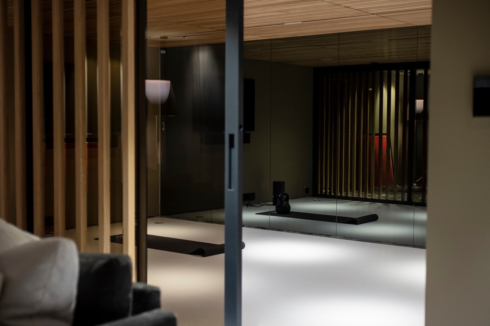 Trimrommet byr på god plass til både yoga og styrketrening, og har et lyst og lekkert gulv med vannbåren varme og en hel langvegg dekket med mørke speilflater. Galleribilde