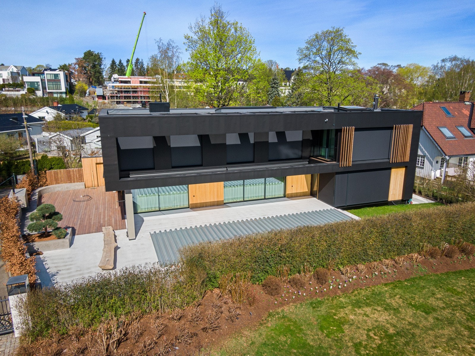 Eiendommen kan stolt skilte med en særdeles attraktiv beliggehet, sjøutsikt og upåklagelige solforhold, og tomten er optimalt utnyttet for å kunne nyte alle disse kvalitetene til det fulle. Galleribilde