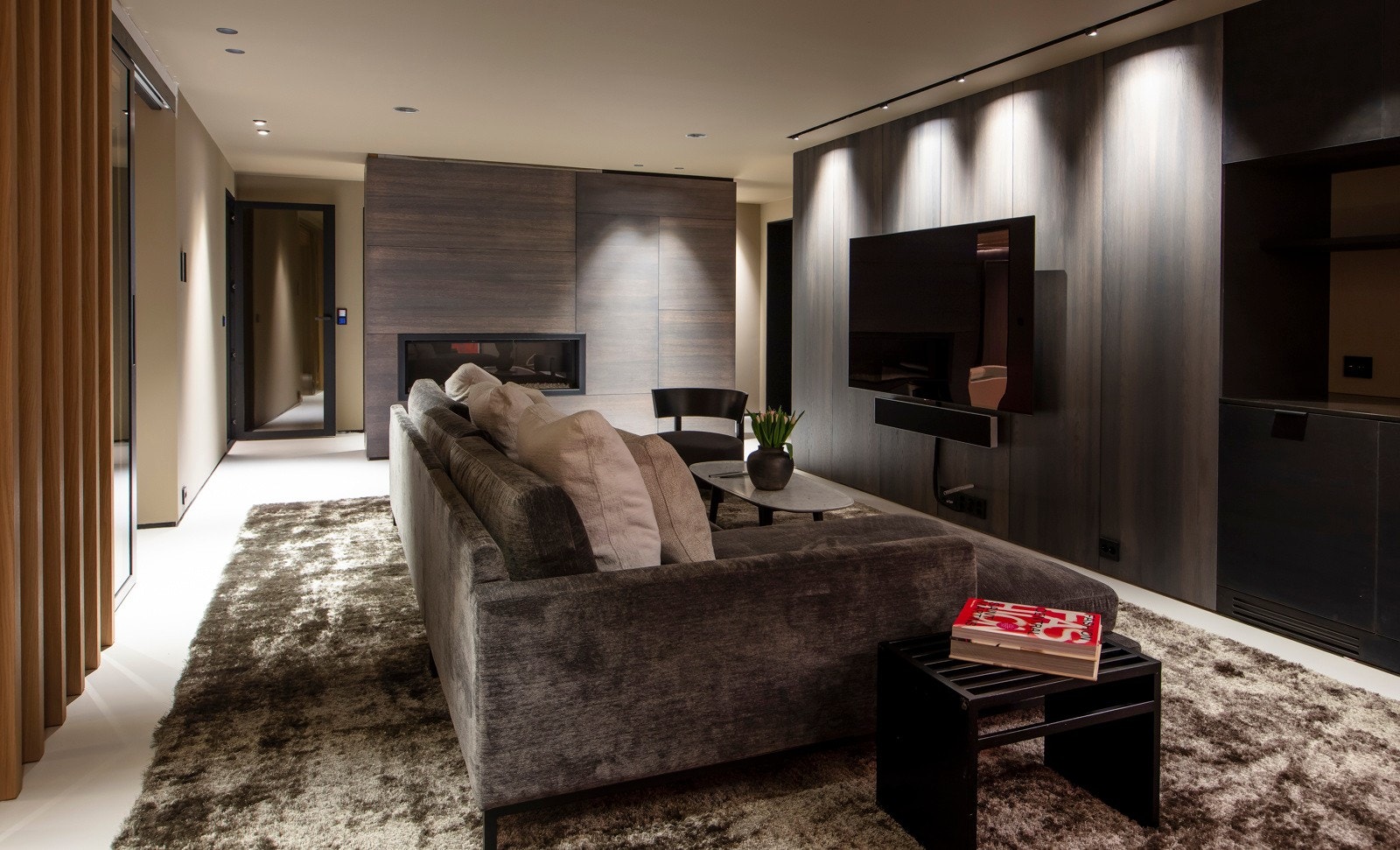 Integrerte høyttalere og designbelysning i himlingen. Loungen har fin plass til en sofagruppe, og den rette stemningen settes ved hjelp av en biopeis. Galleribilde