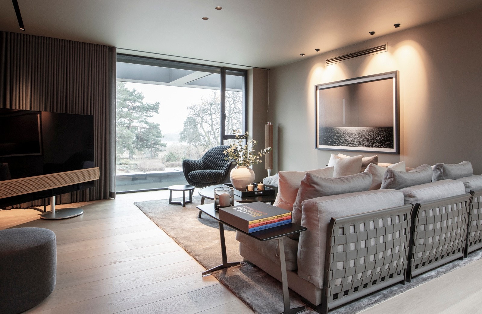 Dagslyset strømmer inn fra store vindusflater i begge sonene, og i himlingen over trappenedgangen er det et langt takvindu for unikt, naturlig lysinnslipp. Moderne designbelysning setter stemningen på kveldstid, og gulvvarme sørger for lune omgivelser. Galleribilde