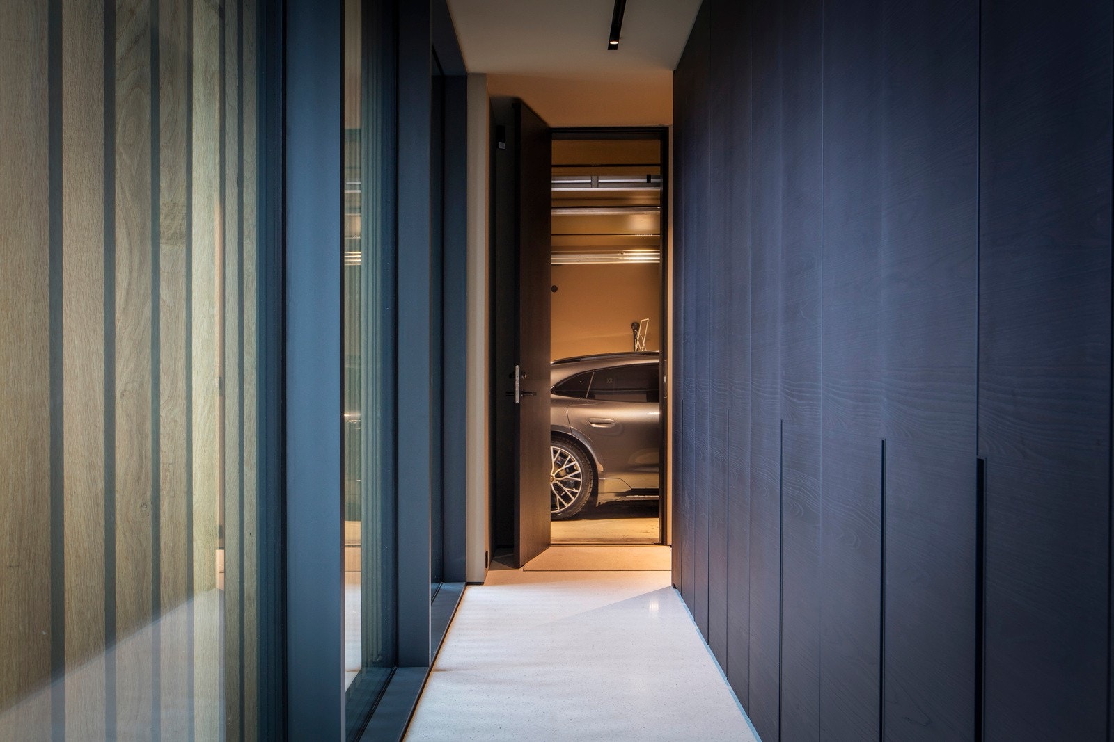 Entreen har direkte adkomst fra garasjen, og mellom inngangsdørene er det store, plassbygde garderobeskap i mørkt tre med mye oppbevaringsplass. Galleribilde