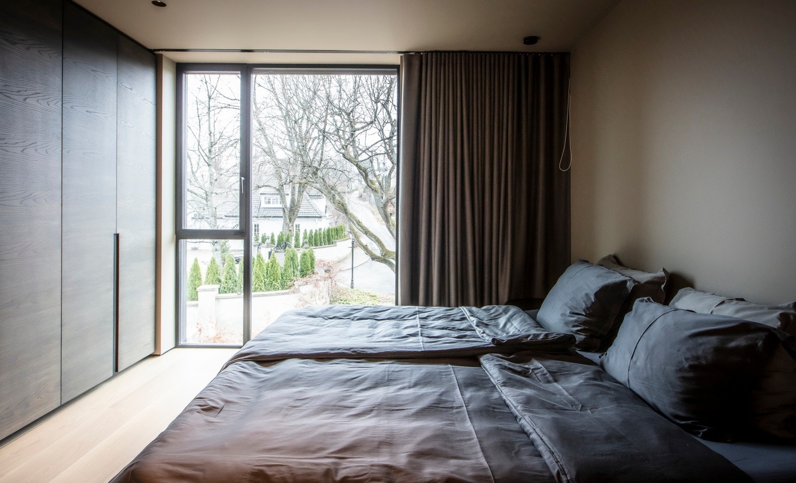 Hvert av soverommene har store vindusflater fra gulv til tak som sørger for unik, naturlig lyssetting. Galleribilde