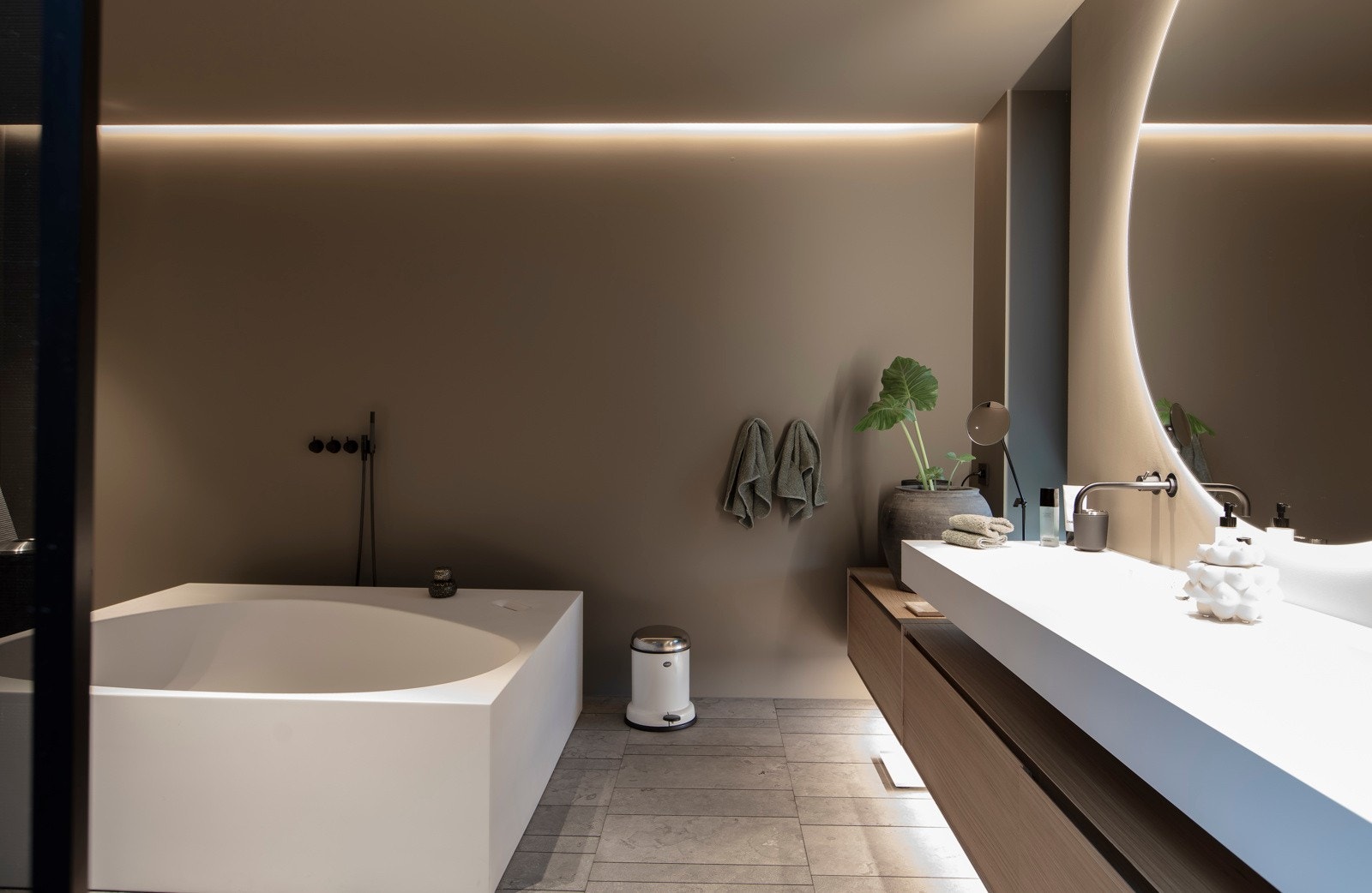 Videre er badet utstyrt med et vegghengt toalett, et moderne badekar i hvit corian antonio Lupi), en bred, heldekkende dobbelservant antonioi Lupi og en skuffeseksjon med fronter i plywood eik. Galleribilde