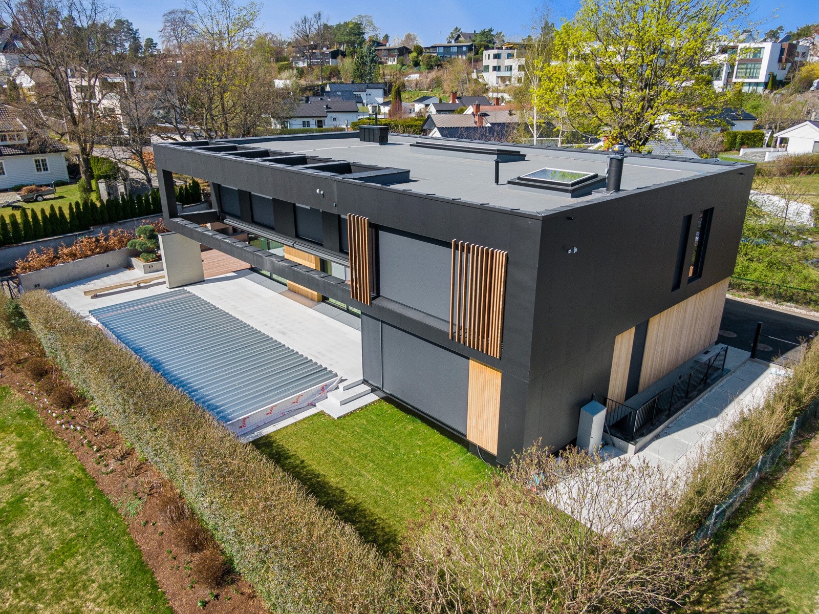 Her sørger høy standard og luksuriøs innredning for en behagelig levemåte, og med fritid og rekreasjon i tankene er det blant annet etablert utendørs basseng og innendørs spa-avdeling. Galleribilde