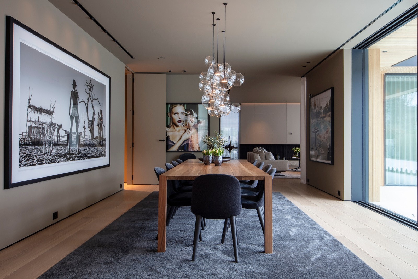 Det er åpnet opp mellom stue, spisestue og kjøkkenet slik at opplevelsen er et innbydende, sosialt og åpent rom som dekker nesten hele første etasje. Galleribilde