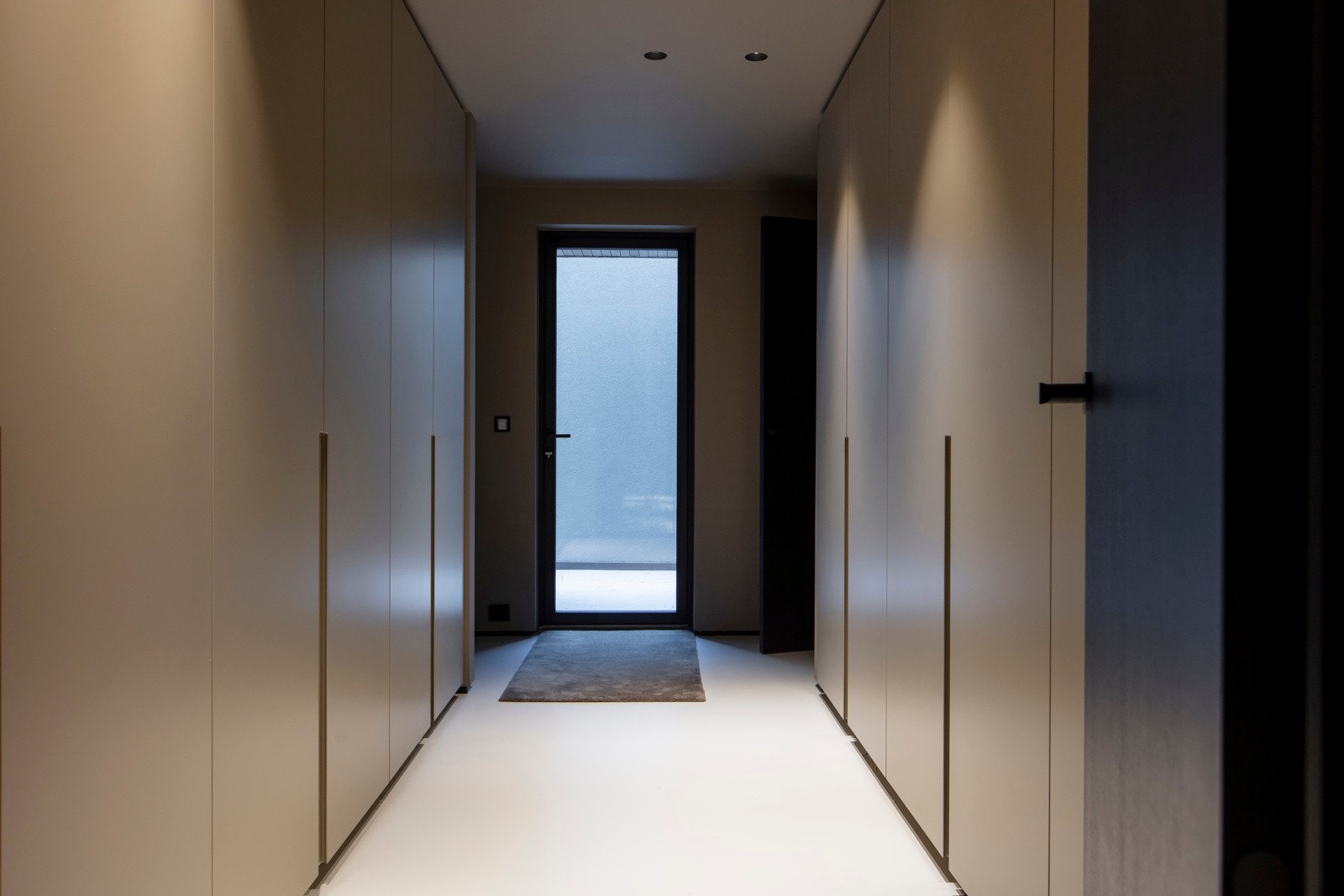 Boligen har god lagringsplass i flere kjellerboder, samt rikelig med skapløsninger i kjeller. Galleribilde