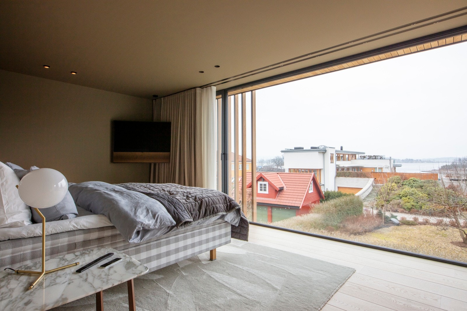 Langstrakte vindusflater gjør at du kan nyte utsikten til det fulle på hovedsoverommet. Galleribilde