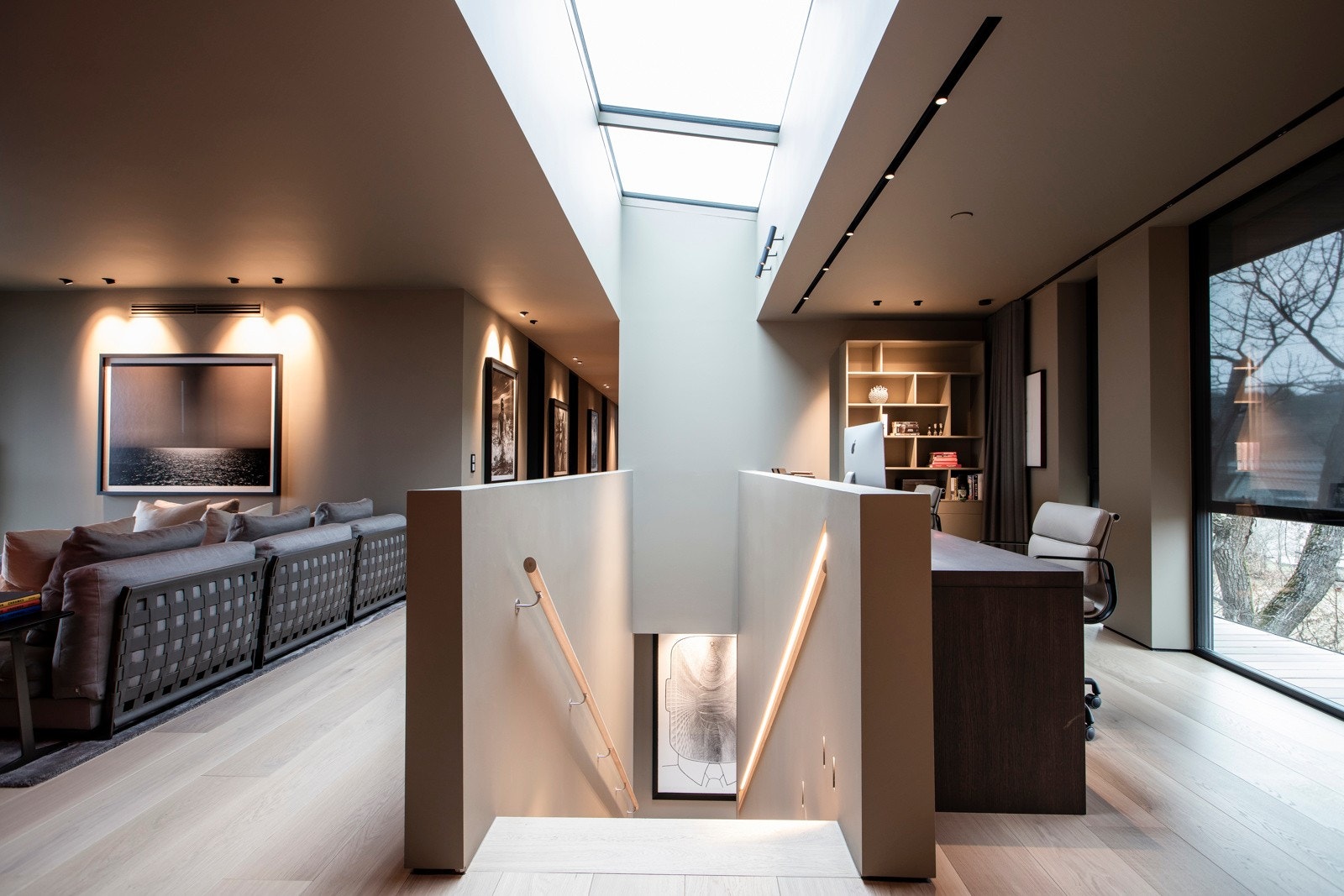 Boligen har hele fem gode soverom, og alle ligger samlet i andre etasje. Mellom soverommene i andre etasje er det et stort, gjennomgående rom med egendefinerte soner for kontor og tv-stue. Galleribilde