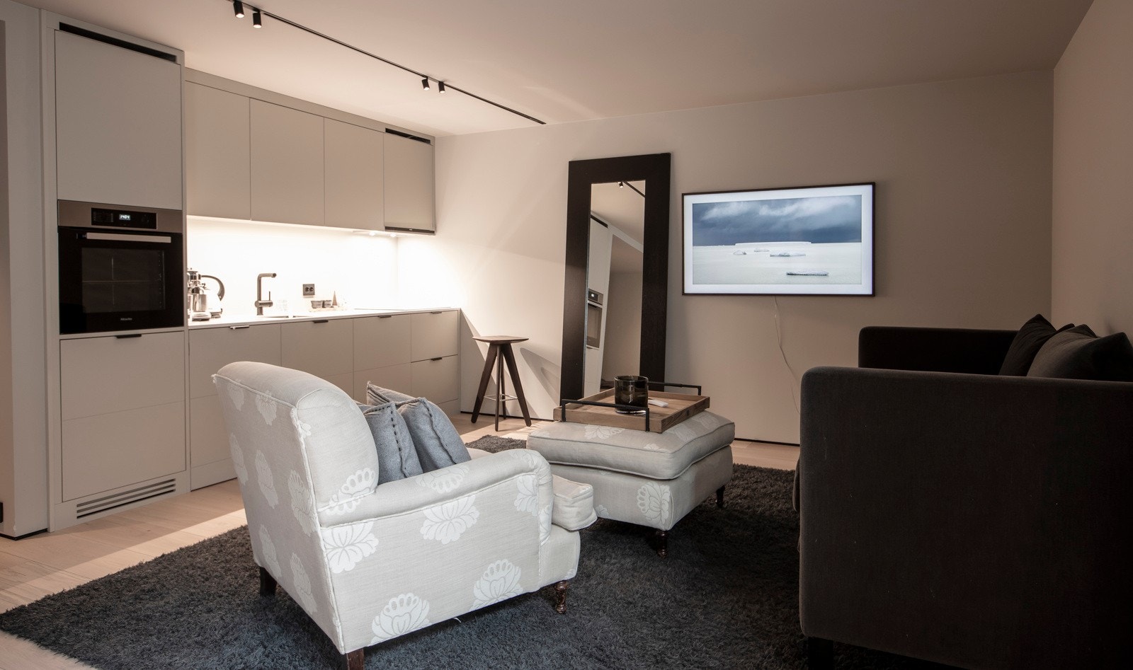 I kjelleren har boligen en smart praktikantdel med egen inngang, stue/kjøkken, sovealkove og bad/wc (byggemeldt som kjellerstue og bad - avvik fra byggetegning). Galleribilde